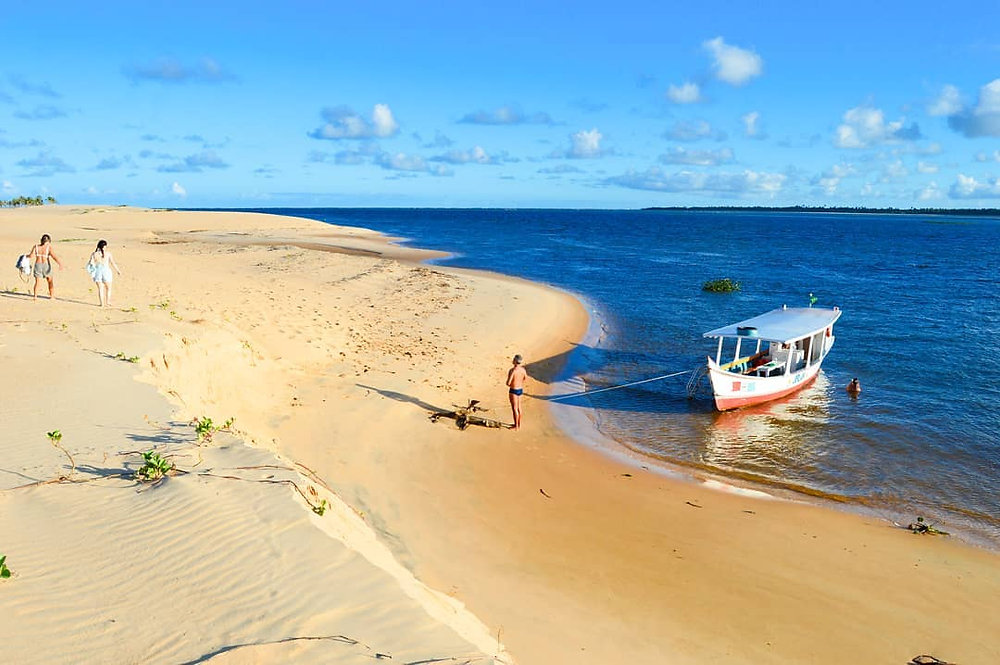 Travessia nas Dunas Douradas: o nascer do sol nos Lençóis Alagoanos